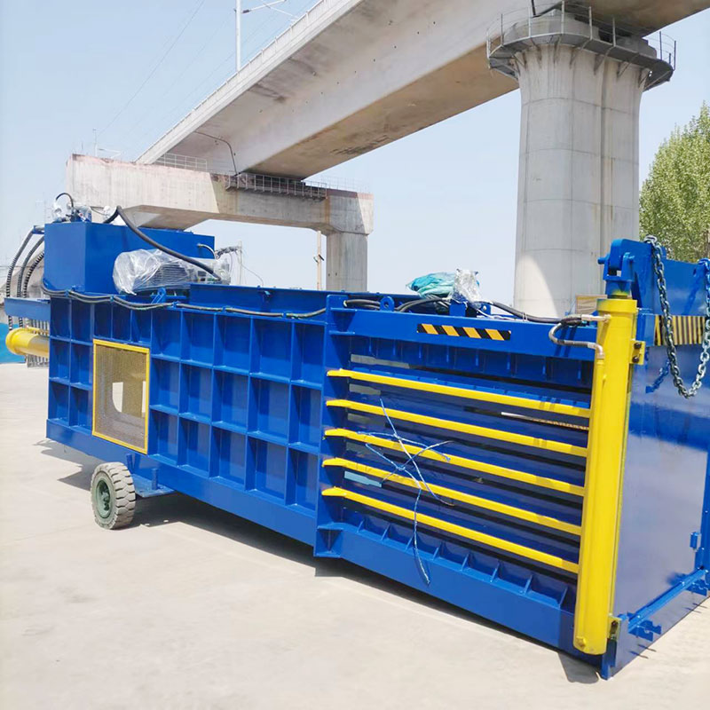 Semi-automatic horizontal baler for cost-effective baling.