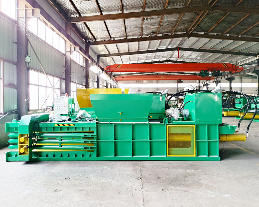 Horizontal baler for cardboard waste and packaging materials compaction