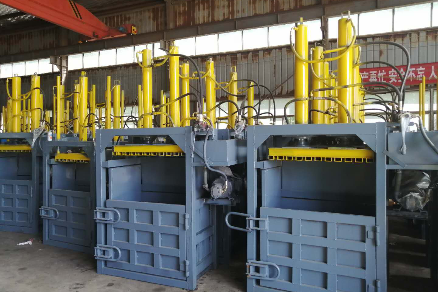 Automatic hydraulic baling machine for waste and recycling materials