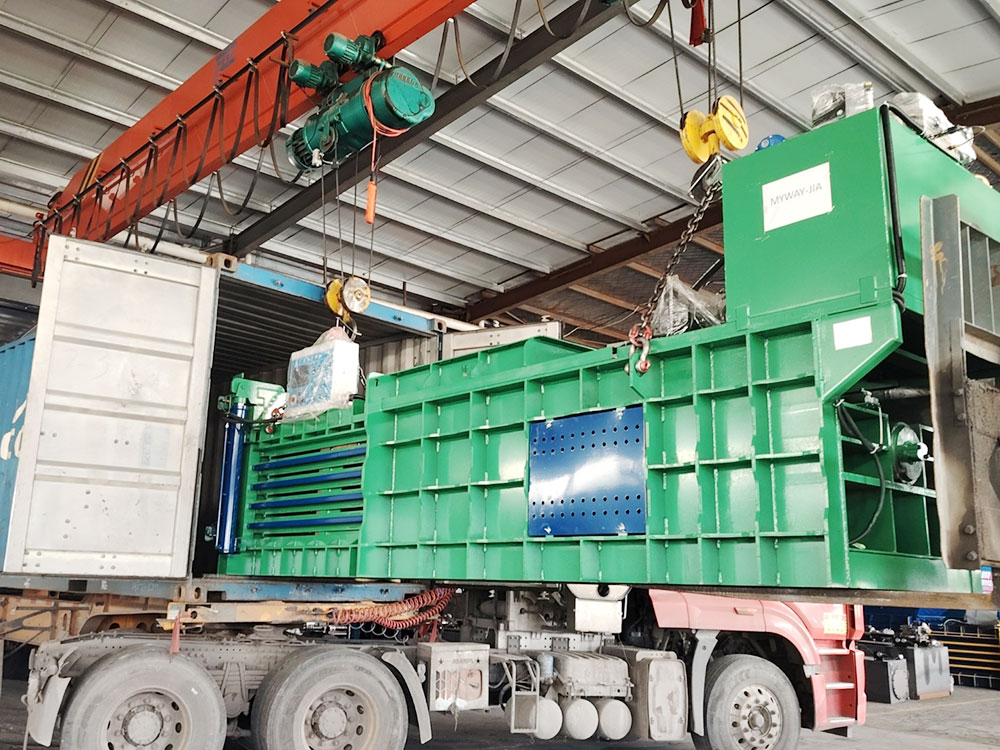 Horizontal baler machine for fast and secure material compaction.