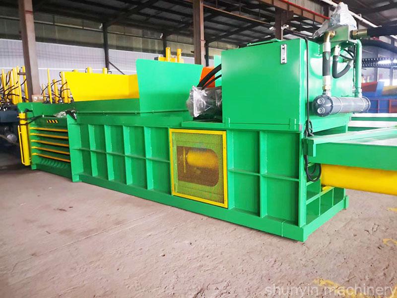 Hydraulic press for baling waste and recyclables with high efficiency