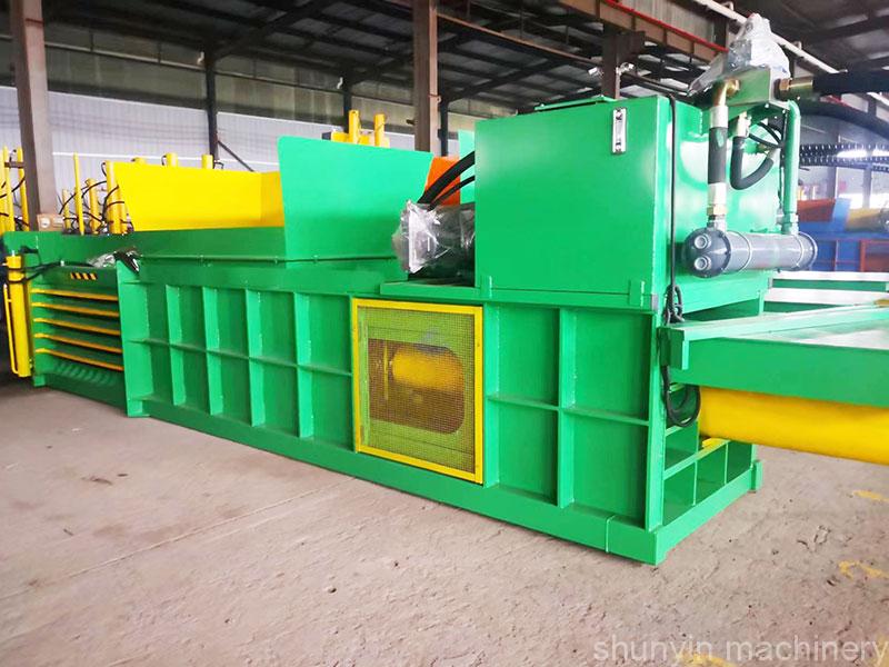 Horizontal baling press for cardboard and paper compaction