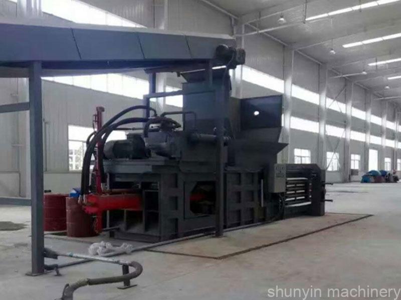 Horizontal baler machine for reliable and fast waste material processing.