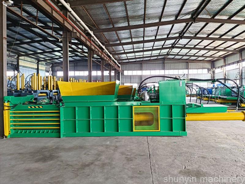 Horizontal waste compaction machine for material and recycling