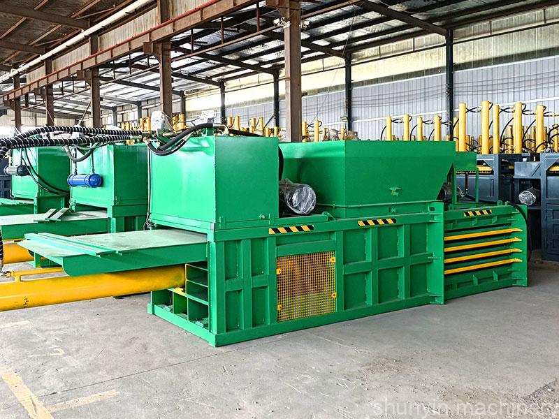 Hydraulic compaction machine for efficient and compact recycling operations.