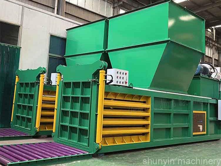 Horizontal recycling compactor machine for efficient material recycling and compacting