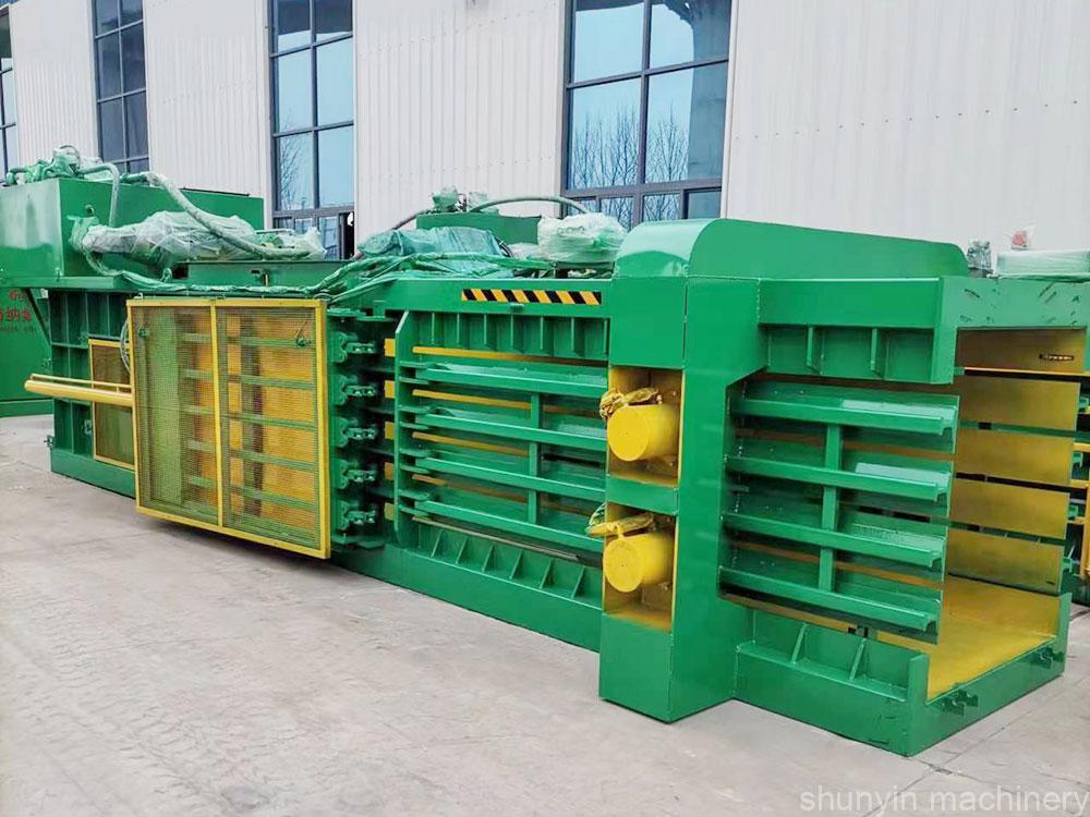 Horizontal baling machine for reliable, high-speed material processing.