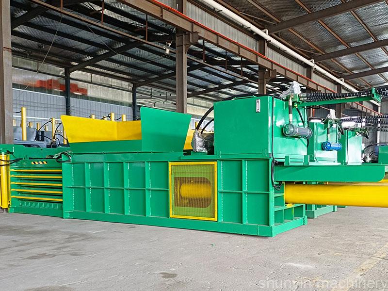 Horizontal material compaction machine for industrial recycling applications