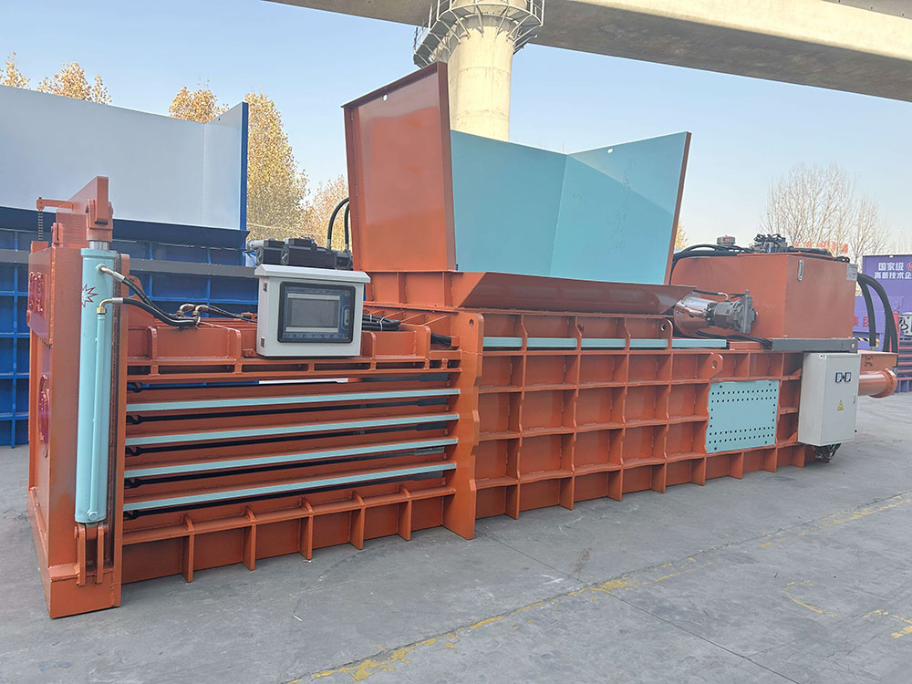 Horizontal baler machine designed for high efficiency and durability.