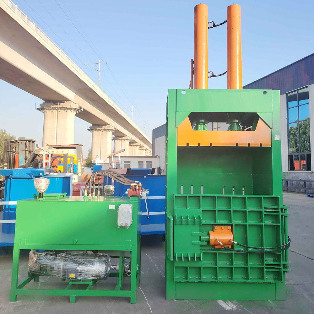 High-capacity vertical baler for continuous and efficient recycling processes.