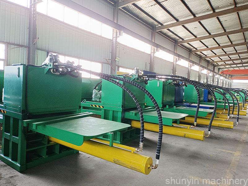 Horizontal hydraulic compactor for recycling materials in industries