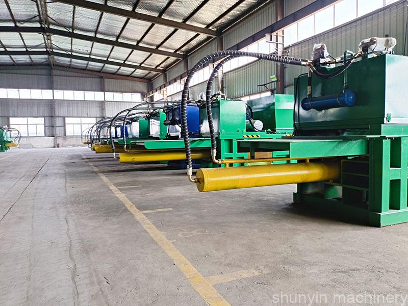 Hydraulic baling press for industrial cardboard and paper recycling