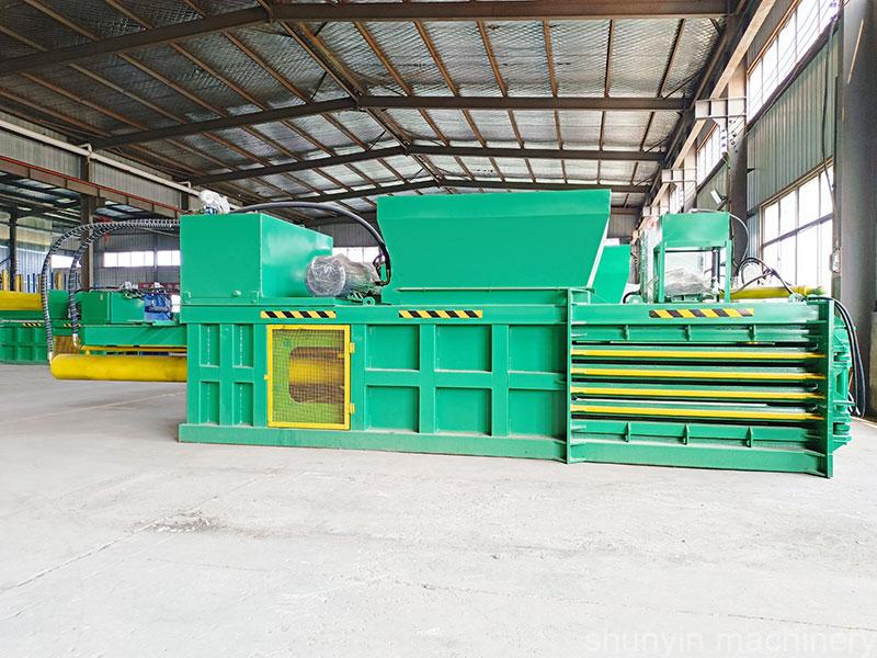 High-capacity hydraulic press for compacting and baling waste efficiently