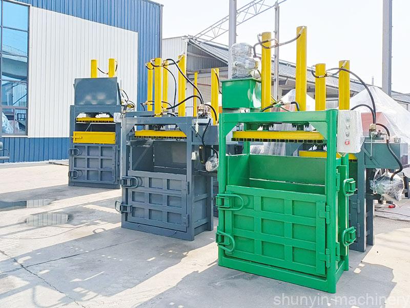 Automatic hydraulic baling machine for compacting recyclable materials