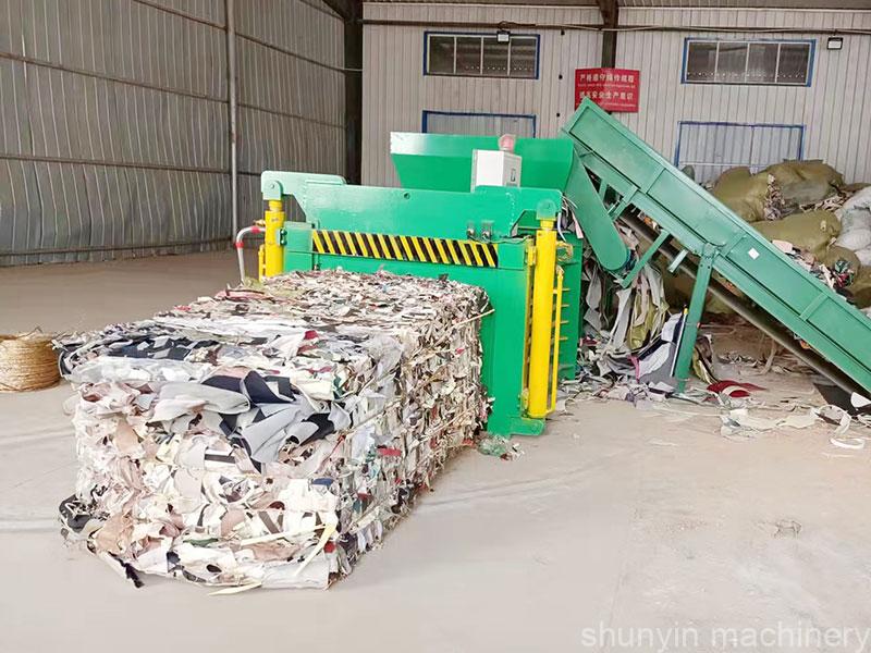 Horizontal hydraulic press for compressing recyclable materials