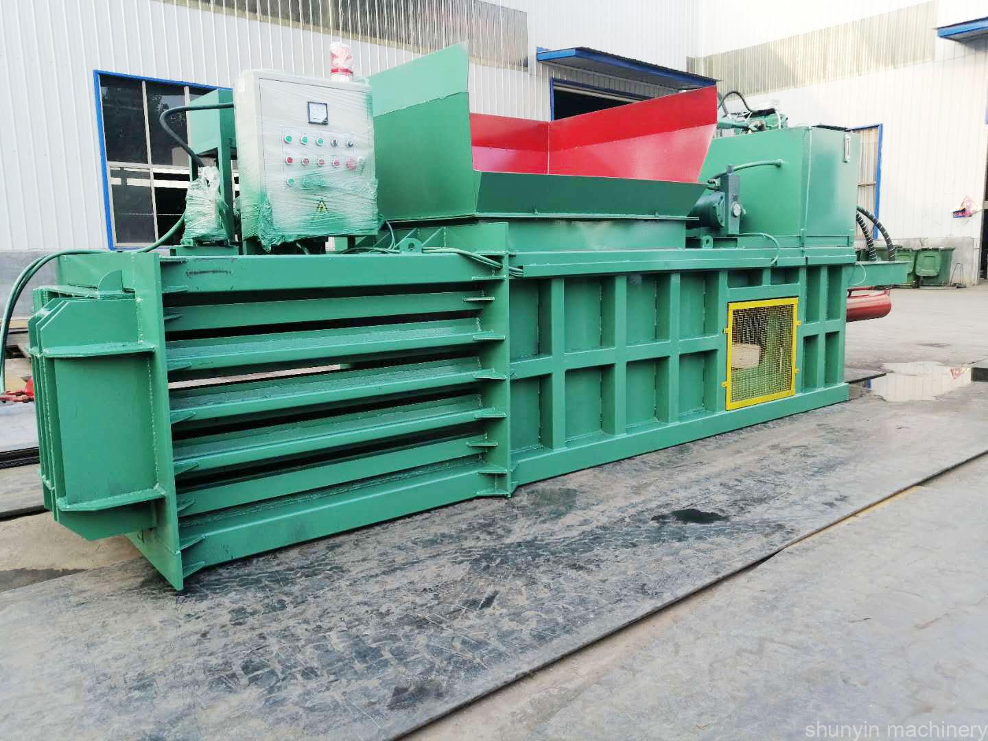 Horizontal baling press for recycling materials like paper and cardboard