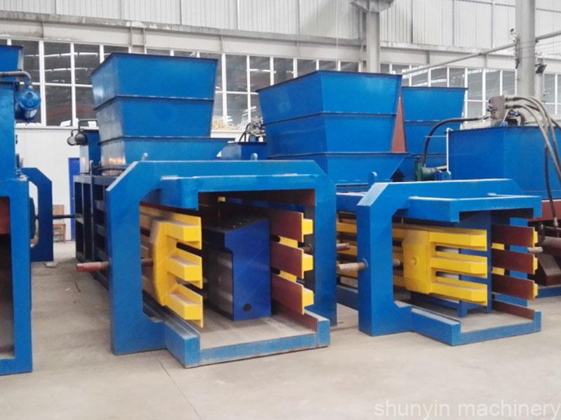 Horizontal baler compression system for recycling materials in industries