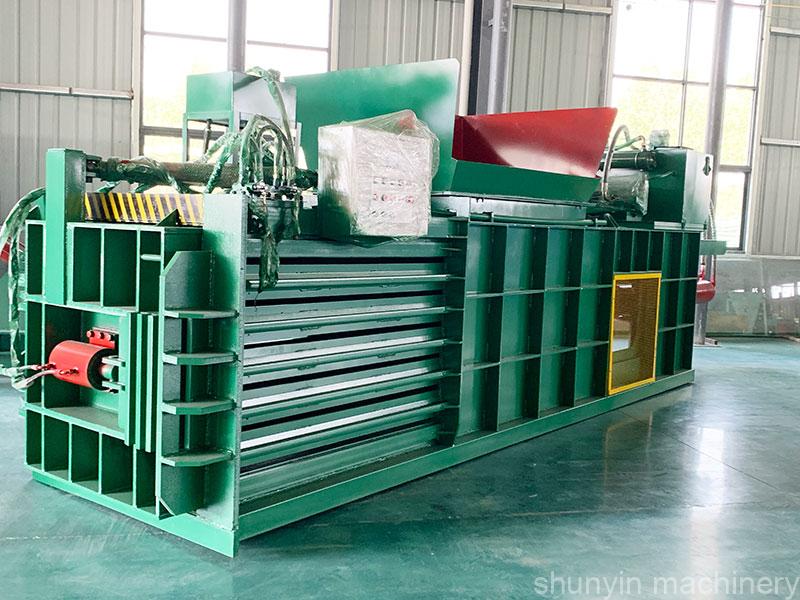 Automatic hydraulic baling machine for compacting cardboard waste