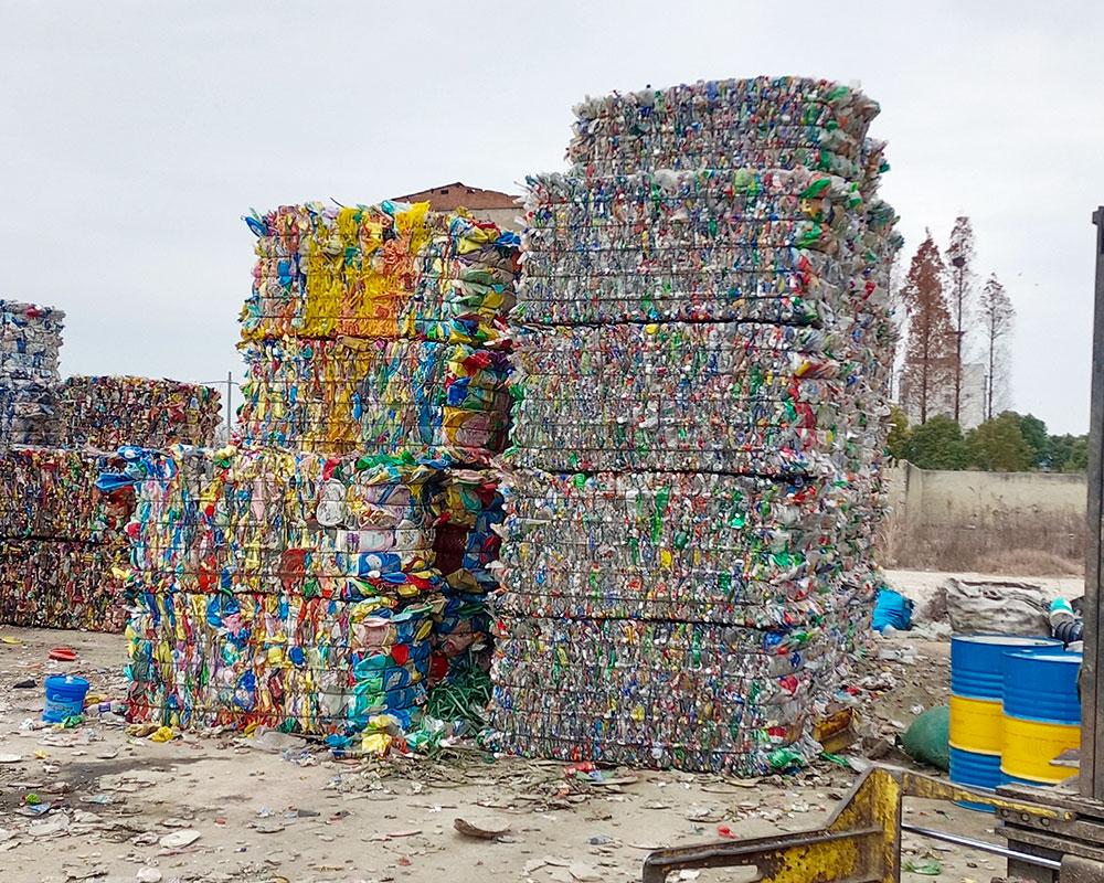 Multi-functional horizontal baling machine for efficient cardboard and plastics recycling.