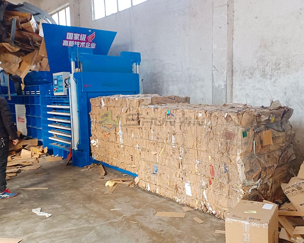 Efficient horizontal baler for compacting cardboard for recycling purposes.