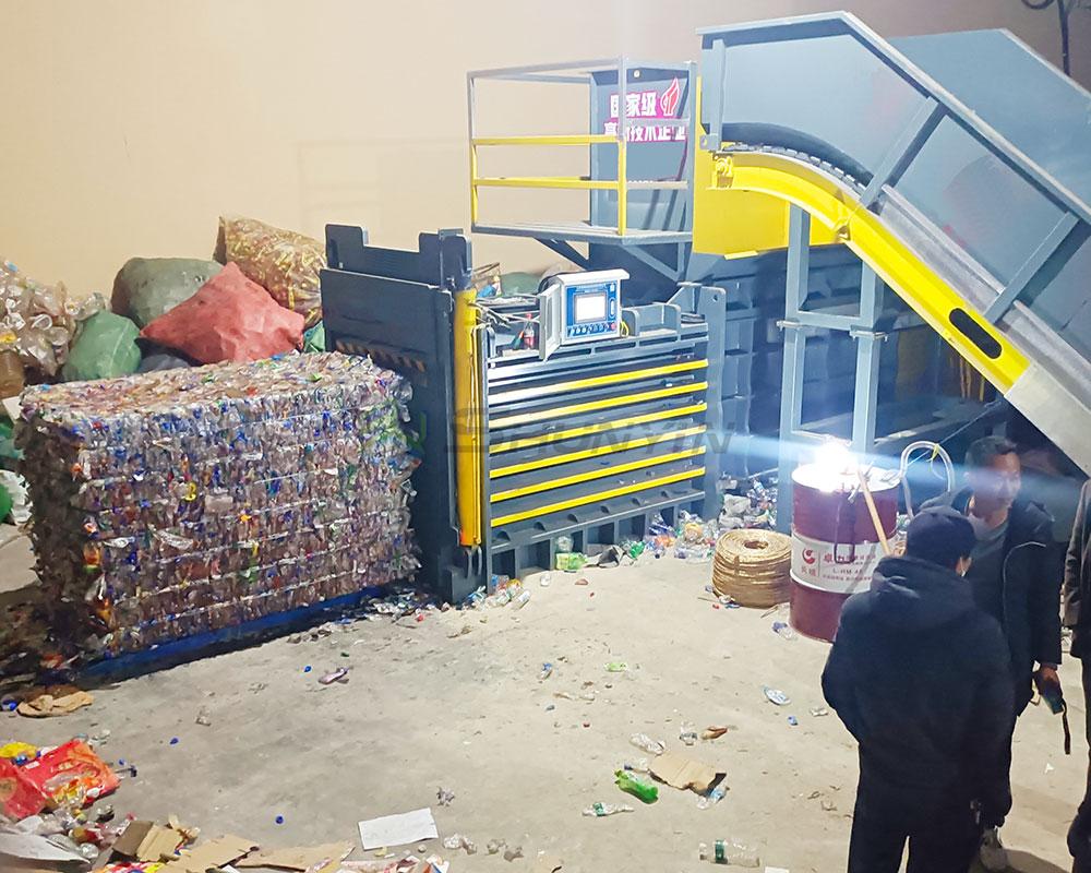 Customizable horizontal baler for diverse industrial applications.