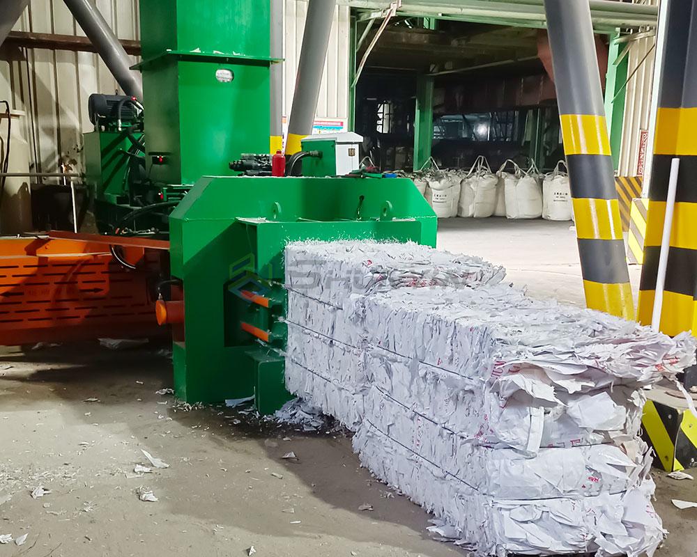 Robust machinery for horizontal baling, designed for heavy-duty operations.