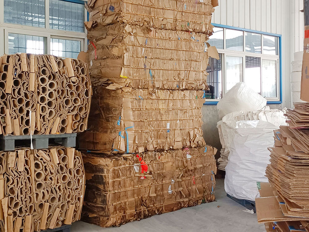 Wet cardboard processing in horizontal baler machine with auto-tie
