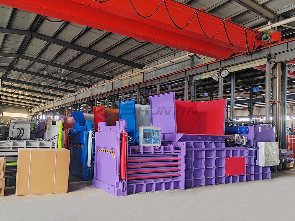 Heavy-duty horizontal baler for efficient waste compression in industries.