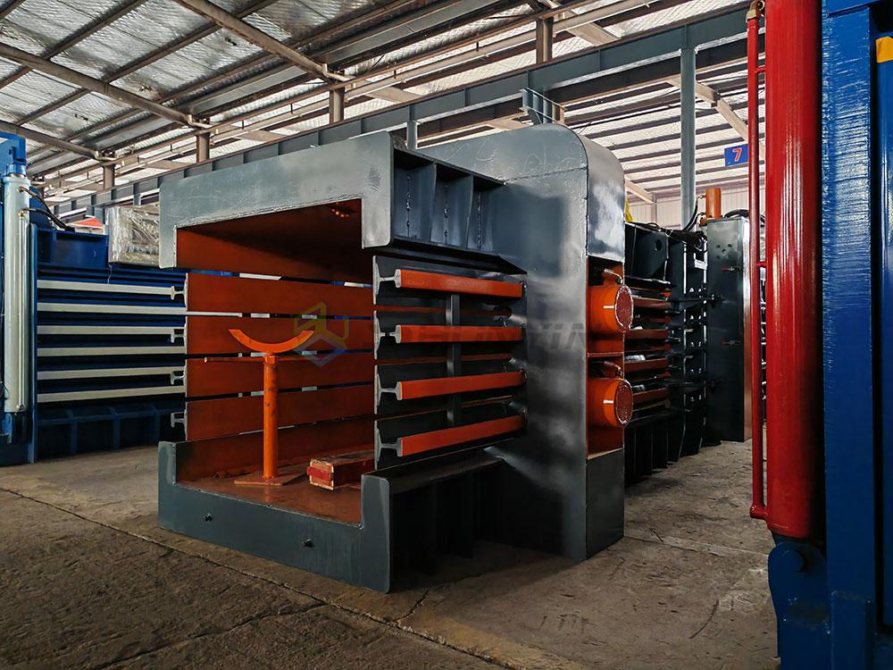 Strong and durable horizontal baling press for heavy-duty waste handling.