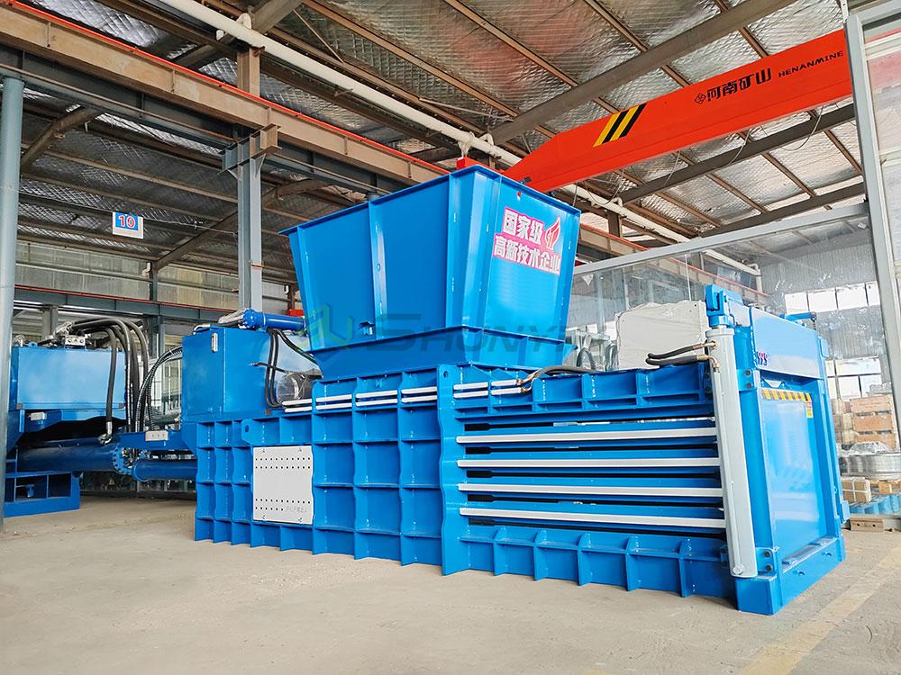 Versatile horizontal baler suitable for a variety of materials including cardboard and plastics.
