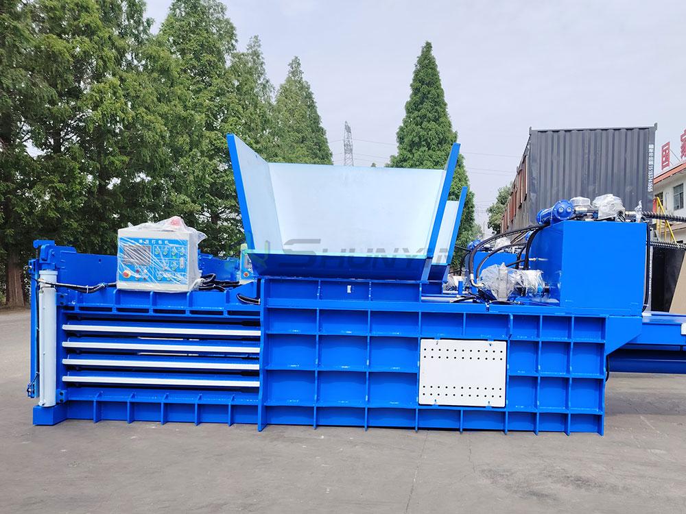 Horizontal hydraulic baler machine processing mixed recyclables
