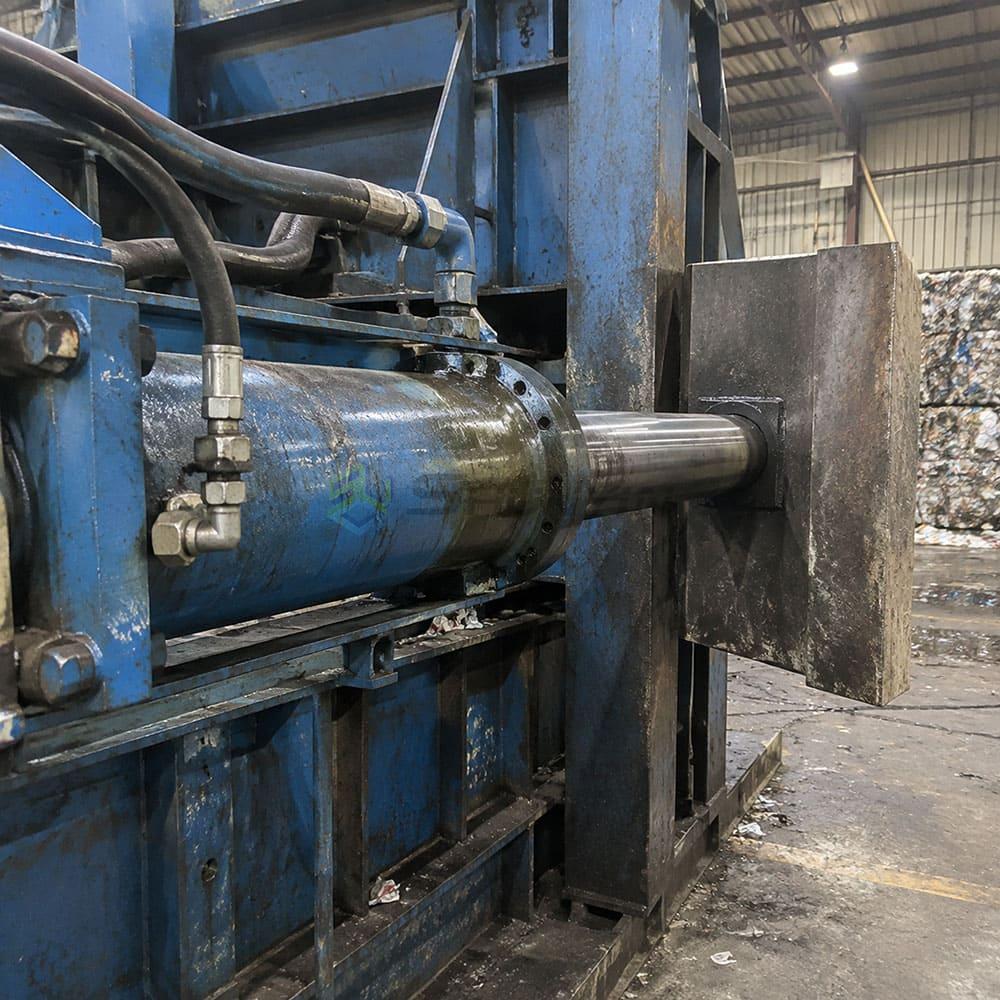 Horizontal hydraulic baler machine feed hopper and conveyor configuration horizontal baler hopper and feed conveyor setup