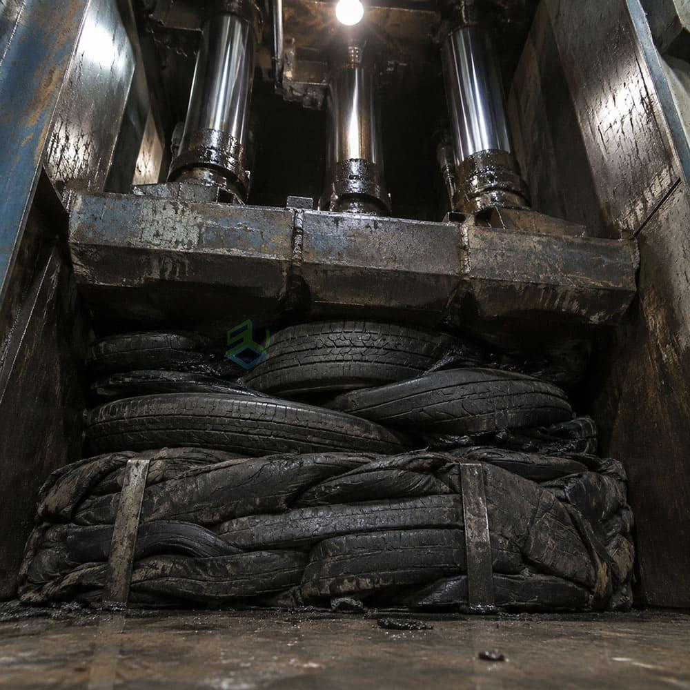 Hydraulic compression of tire bales Hydraulic compression inside tire baler