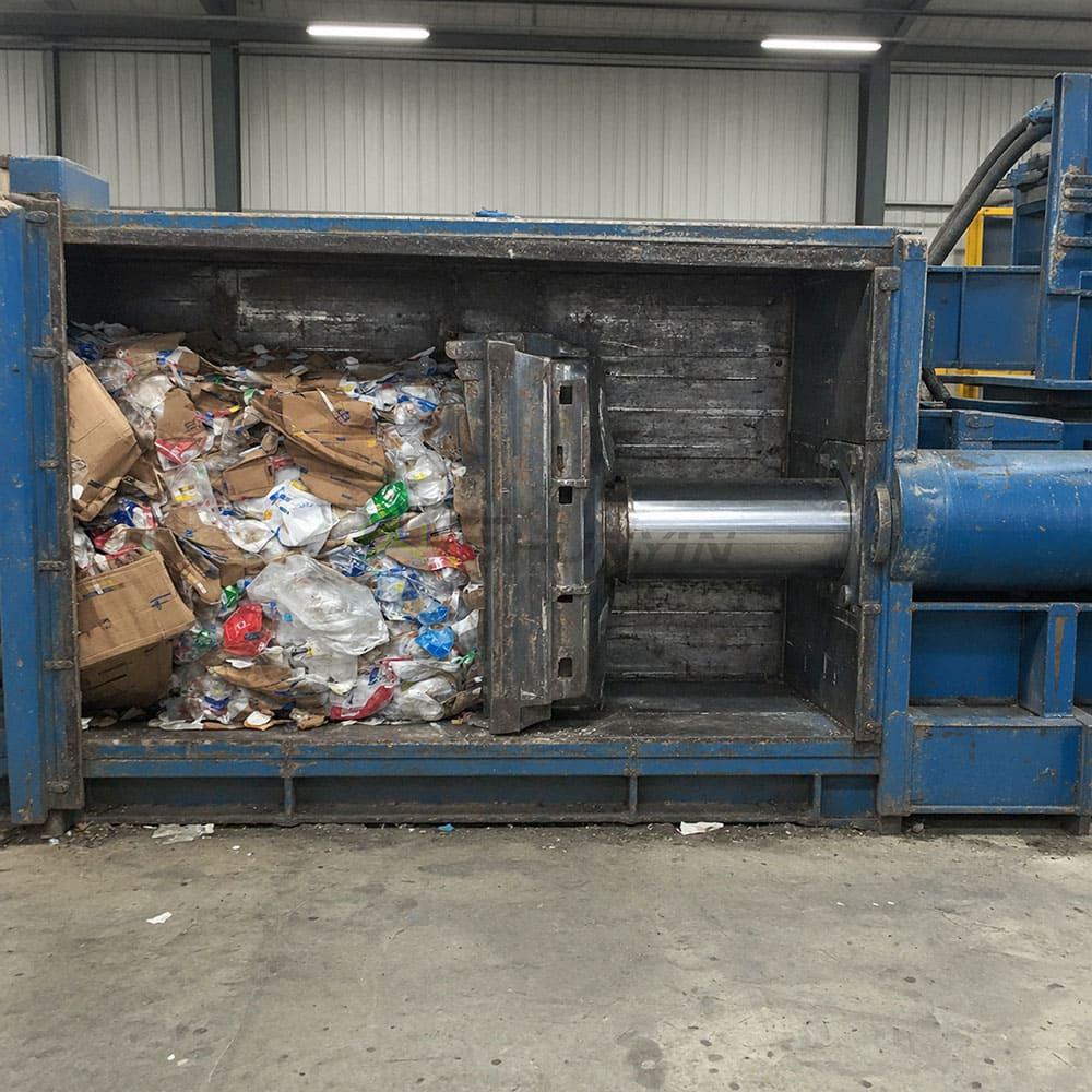 Compression chamber of horizontal balers Compression chamber in horizontal baler